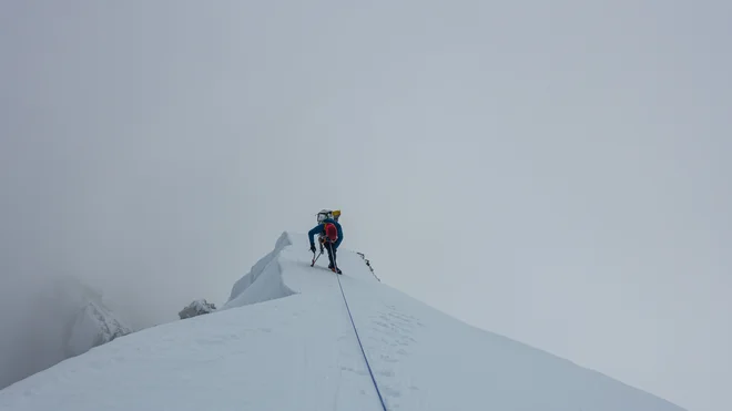 Bor Levičnik nekaj korakov pred vrhov. FOTO: Matija Volontar
