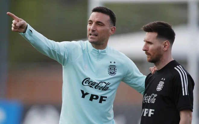 Argentinski selektor Lionel Scaloni in Lionel Messi odlično sodelujeta. FOTO: Agustin Marcarian/Reuters
