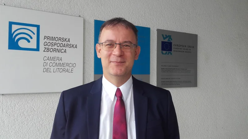 Fotografija: Pri gradnji poslovnih con gre za minimalen poseg v okolje, ki ustvarja nova kakovostna delovna mesta, pravi Robert Rakar, direktor Primorske gospodarske zbornice. FOTO: Nataša Čepar/Delo