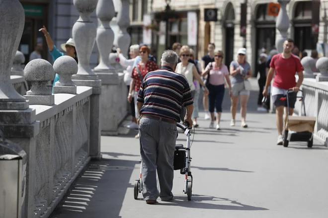 Vlada ocenjuje, da bodo finančne posledice zakona znašale nekaj več kot 57 milijonov evrov, od tega bo za povečan del prejemkov upokojencev namenjenih 22 milijonov evrov na mesec. FOTO: Leon Vidic/Delo