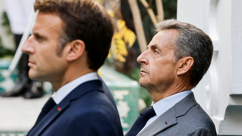 Fotografija: Nicolas Sarkozy in Emmanuel Macron sta si v marsičem podobna, čeprav sedanji predsednik izhaja iz leve politike. FOTO: Reuters
