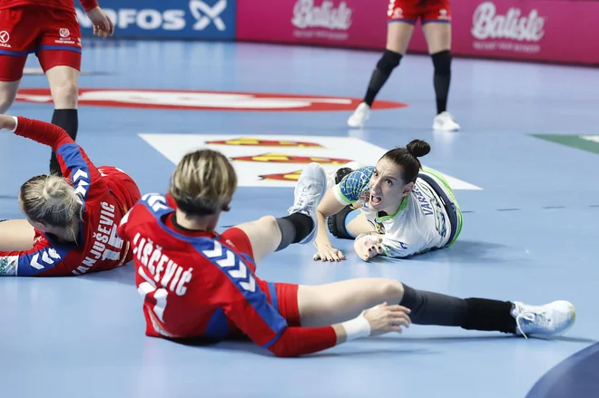 Srbske rokometašice so težko sprejele poraz s Slovenijo. FOTO: Leon Vidic/Delo
