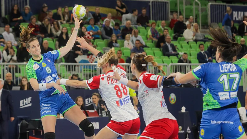 Fotografija: Ana Gros (levo), Nataša Ljepoja (17) in soigralke so razveselile navijače v Stožicah. FOTO: Voranc Vogel/Delo