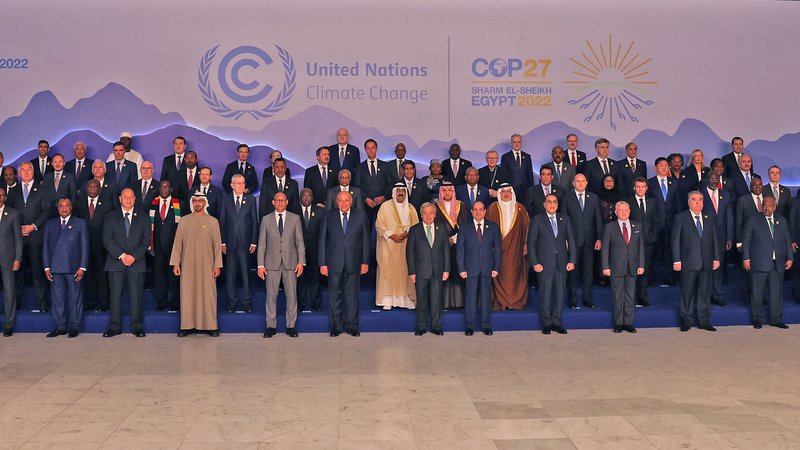 Fotografija: Svetovni voditelji, zbrani na podnebni konferenci v Šarm el Šejku.
FOTO: Ahmad Gharabli/AFP
