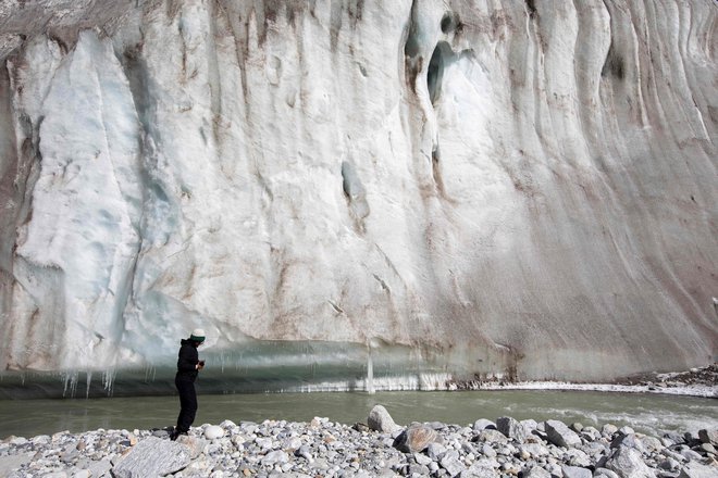 Indijski ledenik Gangotri, ki napaja izvir reke Ganges, izginja. FOTO: Xavier Galiana/AFP
