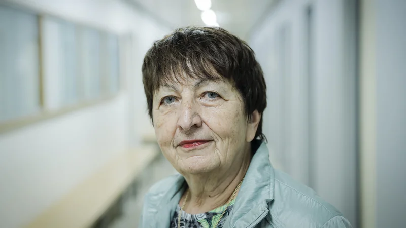 Fotografija: Marija Kavkler: »Morali bi nagrajevati, ne nujno finančno, dobre učitelje. Ali učitelje v šolah hvalijo? Za inkluzivno šolo je zelo pomembno, da se jih pohvali, da se vidi, kaj dobrega naredijo. Če športni učitelj pelje otroke na tekmovanja in prinesejo pokale, te vedno vidimo po celi šoli. Ali je kdaj bil kje kakšen pokal, ker je bil učitelj zelo dober z otrokom, ki je imel veliko težav, in ga je uspešno spravil skozi razred? Ker mu je uspelo dvigniti samozavest? Koliko teh učiteljev pohvalijo?« FOTO: Jože Suhadolnik/Delo