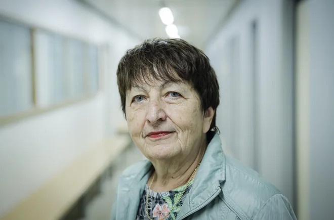 Marija Kavkler: &raquo;Morali bi nagrajevati, ne nujno finančno, dobre učitelje. Ali učitelje v šolah hvalijo? Za inkluzivno šolo je zelo pomembno, da se jih pohvali, da se vidi, kaj dobrega naredijo. Če športni učitelj pelje otroke na tekmovanja in prinesejo pokale, te vedno vidimo po celi šoli. Ali je kdaj bil kje kakšen pokal, ker je bil učitelj zelo dober z otrokom, ki je imel veliko težav, in ga je uspešno spravil skozi razred? Ker mu je uspelo dvigniti samozavest? Koliko teh učiteljev pohvalijo?&laquo; FOTO: Jože Suhadolnik/Delo
