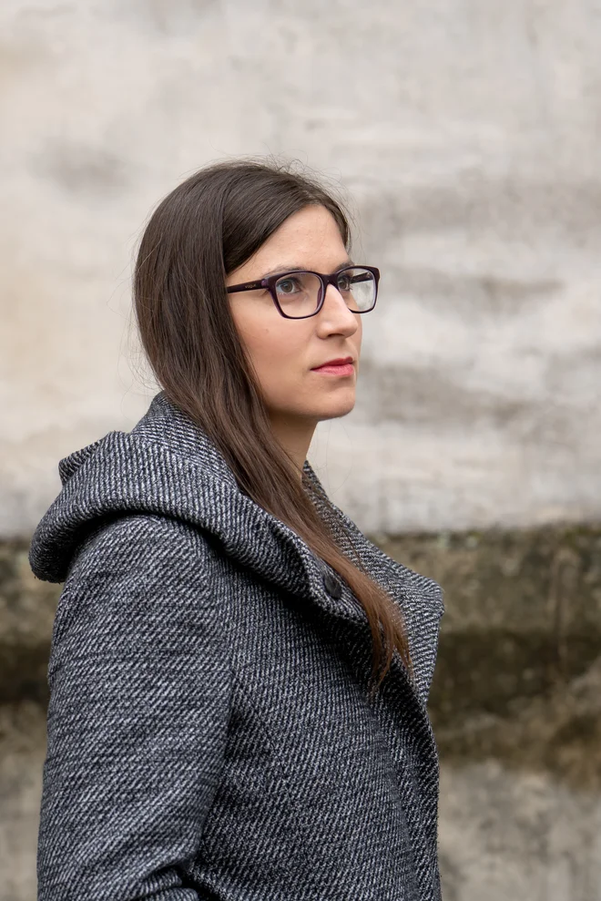 Vsi smo zmotljivi in s tem ni nič narobe, pravi oblikovalka tekstila in nakita Andreja Kragelnik. FOTO:&nbsp;Nika Hölcl Praper
