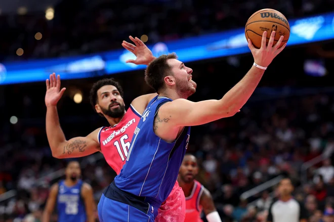 Luka Dončić ni mogel preprečiti novega poraza Dallasa. FOTO: Rob Carr/AFP
