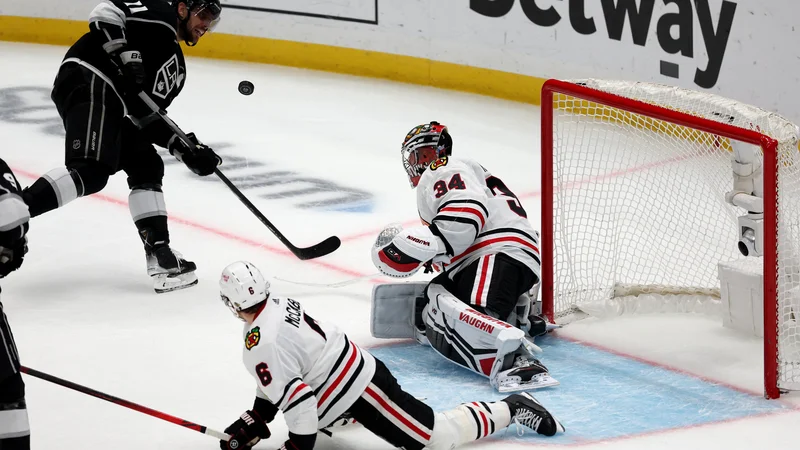 Fotografija: Anže Kopitar (levo) je tokrat sprožil dva strela, toda Chicagov češki vratar Petr Mrazek je bil na mestu. FOTO: Kiyoshi Mio/Usa Today Sports
