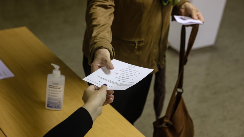 Fotografija: Na aprilskih volitvah v državni zbor se je zadnji dan predčasnega glasovanja udeležilo 45.941 volivk in volivcev oziroma 2,7 odstotka vseh volilnih upravičencev. FOTO: Črt Piksi/Delo
