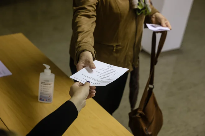 Na aprilskih volitvah v državni zbor se je zadnji dan predčasnega glasovanja udeležilo 45.941 volivk in volivcev oziroma 2,7 odstotka vseh volilnih upravičencev. FOTO: Črt Piksi/Delo