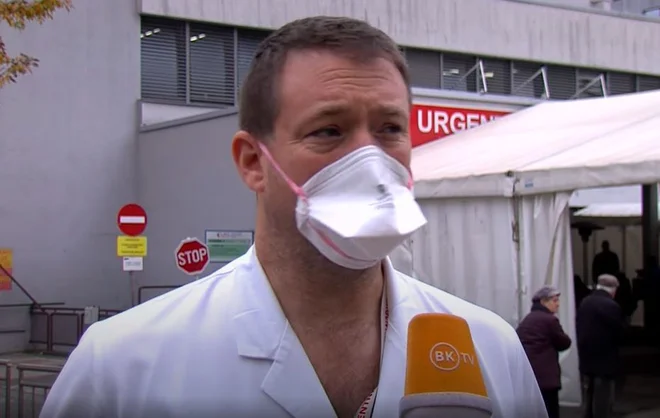 Gregor Prosen, vodja urgence UKC Maribor, dela že 17 let podnevi in ponoči. »Na koncu se na urgenci sicer navadiš vsega, razen nečesa: da ne moreš najti postelje za bolnika, ki posteljo nujno potrebuje,« je dejal. 
