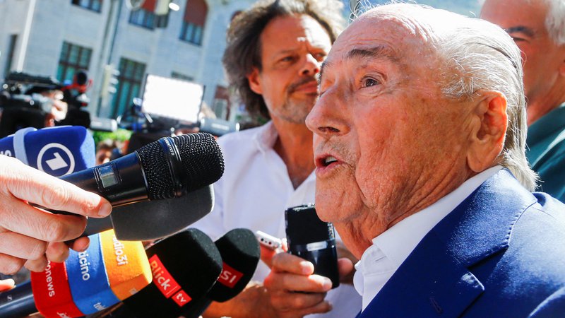 Fotografija: Seppa Blatterja (na fotografiji) so na sojenju v švicarski Bellinzoni julija oprostili obtožb o prevari skupaj z nekdanjim predsednikom Evropske nogometne zveze Michelom Platinijem. FOTO: Arnd Wiegmann/Reuters
