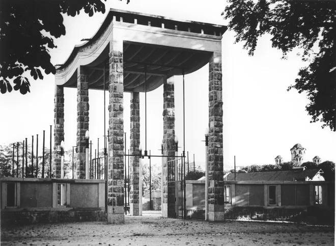 Ograjo in vhodni baldahin so začeli graditi leta 1933, dela pa so bila zaključena avgusta 1934. Podrli so ga leta 1961, ko so spremenili traso železnice. FOTO: dokumentacija MGML/Plečnikova zbirka
