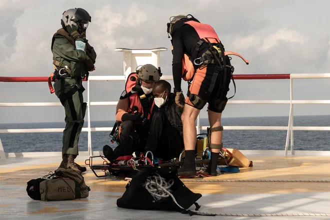 Francoske oblasti so sporočile, da so iz reševalne ladje Ocean Viking, ki se nahaja v Tirenskem morju med Italijo in otokom Korzika, evakuirale tri migrante, ki potrebujejo nujno medicinsko oskrbo, medtem ko med Francijo in Italijo prihaja do spora glede tega, kje naj se izkrcajo preostali potniki. Foto: Vincenzo Circosta/Afp