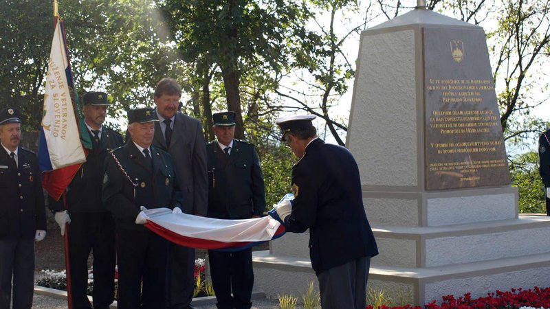 Fotografija: V Parku vojaške zgodovine Pivka so 14. septembra 2007 odprli spomenik slovenski osamosvojitveni vojni.  FOTO KLARA ŠKRINJAR
