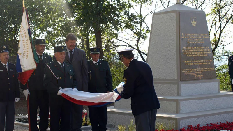 Fotografija: V Parku vojaške zgodovine Pivka so 14. septembra 2007 odprli spomenik slovenski osamosvojitveni vojni. FOTO KLARA ŠKRINJAR