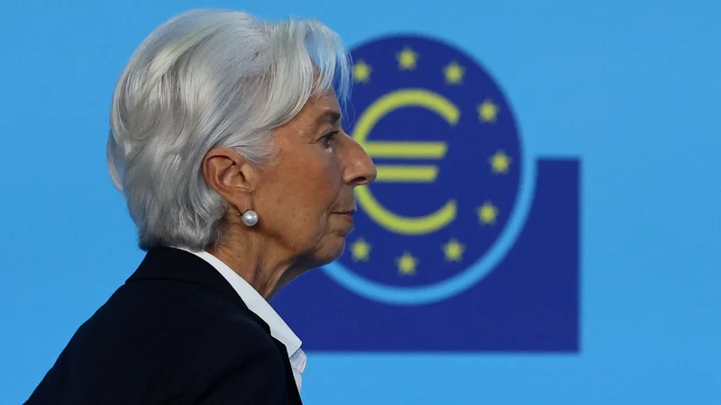 Fotografija: Centralne banke, vključno z našo ECB, so očitno predolgo podcenjevale pretečo rast cen, zdaj pa so vse bolj na udaru kritik, da z ukrepanjem pospešujejo recesijo. FOTO: Wolfgang Rattay/Reuters