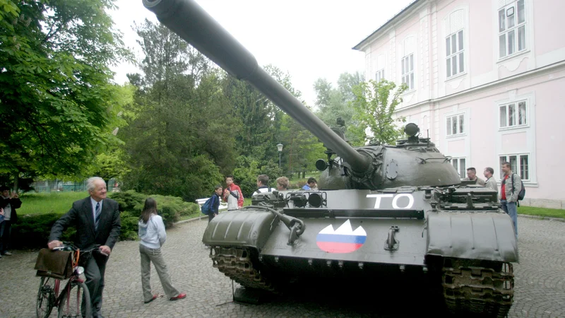 Fotografija: V duhu strpnosti in pomiritve naj bo prikaz novejše slovenske zgodovine še naprej naloga sedanjega Muzeja novejše zgodovine Slovenije. Tank z onako Teritorialne obrambe (TO) na ogled pred Muzejem novejše zgodovine Slovenije 9. maja 2006. FOTO ROMAN ŠIPIĆ