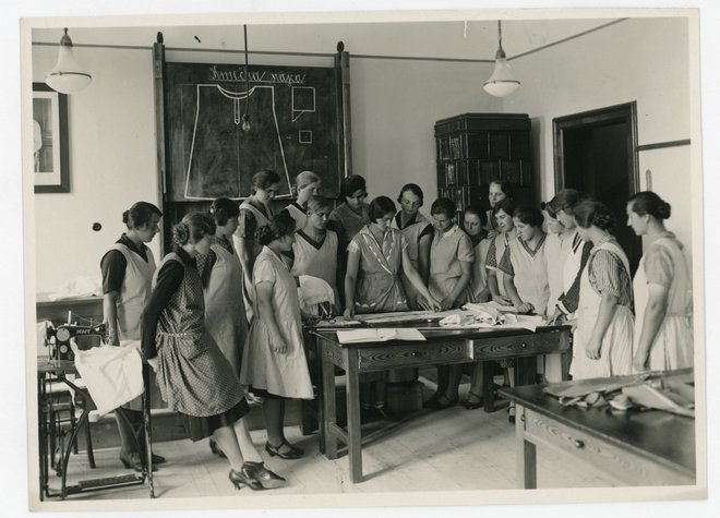 Učenke gospodinjske šole v Šentjurju po letu 1932. FOTO: Josip Pelikan/hrani MNZC
