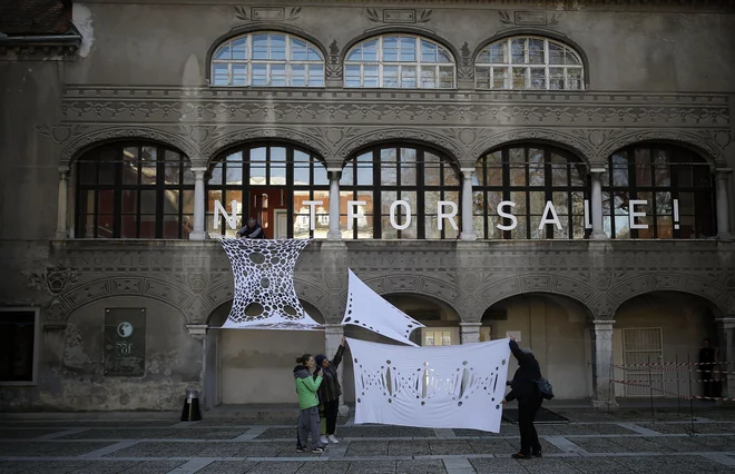 Kulturne in izobraževalne ustanove (Zgodovinski arhiv Ljubljane pri magistratu, Srednja šola za oblikovanje in fotografijo v Križankah na fotografiji) preganja z njihovih tradicionalnih lokacij v mestnem središču. FOTO BLAŽE SAMEC/DELO
