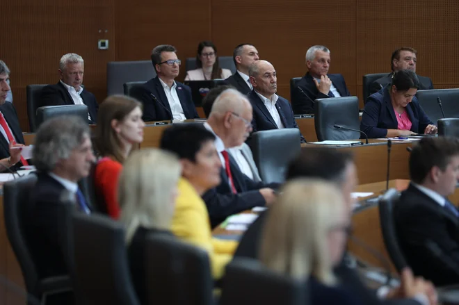 Proti zakonu je glasoval le Janez Janša, a svojega stališča ni pojasnil. FOTO: Črt Piksi/Delo