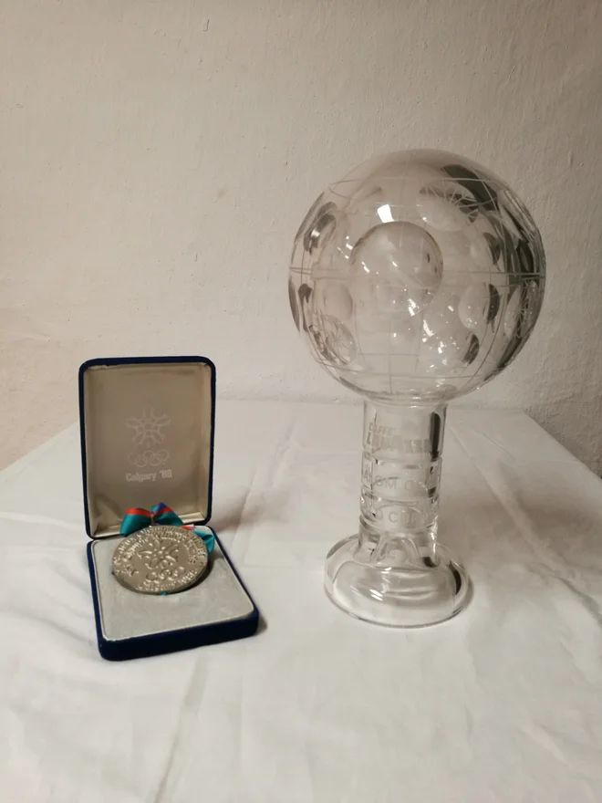 Mateja Svet je Tržiškemu muzeju podarila srebrno olimpijsko kolajno iz Calgaryja leta 1988 in mali kristalni globus za 1. mesto v skupnem seštevku svetovnega pokala v veleslalomu v istem letu. FOTO: Suzana Kokalj/Tržiški muzej
