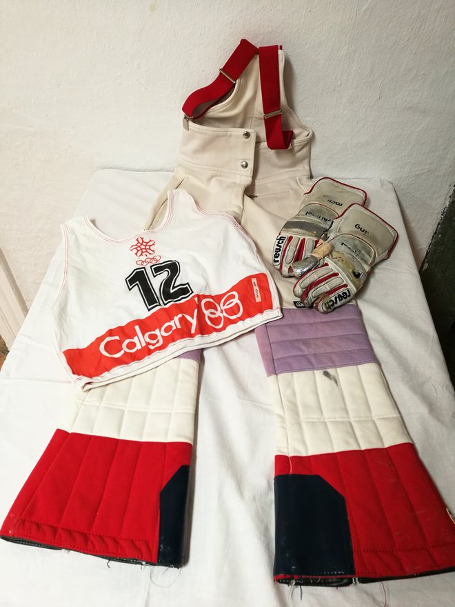 Smučarske hlače, rokavice in štartna številka z olimpijskih iger v Calgariju 1988 Mateje Svet. FOTO: Suzana Kokalj/Tržiški muzej
