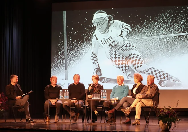 V Tržiču so se zbrale smučarske legende (z leve): voditelj Aleš Smrekar, Bojan Križaj, Tomaž Čižman, Mateja Svet, Tone Vogrinec, Veronika Šarec in Slavo Mulej. FOTO: Dejan Javornik/Slovenske novice
