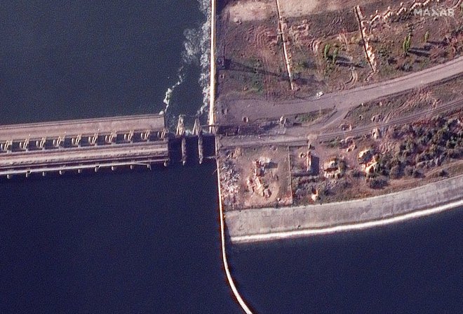 Satelitski posnetek jeza Nova Kahovka v Hersonu. FOTO: Maxar Technologies/Reuters
