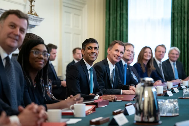 Britanski premier Rishi Sunak med zasedanjem svojega ministrskega kabineta. Foto: Stefan Rousseau/Reuters
