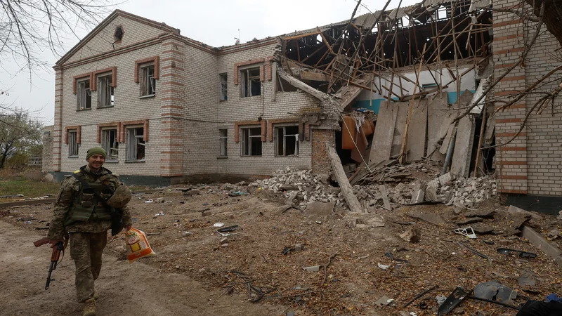 Fotografija: Brez zahodne pomoči Ukrajinci verjetno ne bi pregnali Rusov iz Hersona in jim zadali še enega bolečega poraza.
Foto Valentyn Ogirenko/Reuters