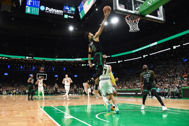 Boston prvi strelec Jayson Tatum je zasenčil tudi odličnega Srba Nikolo Jokića. FOTO: Bob Dechiara/Usa Today Sports