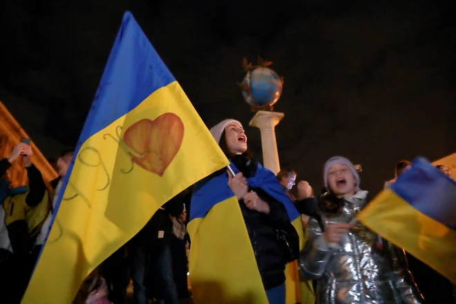 Slavje po osvoboditvi Hersona. FOTO: Murad Sezer/Reuters
