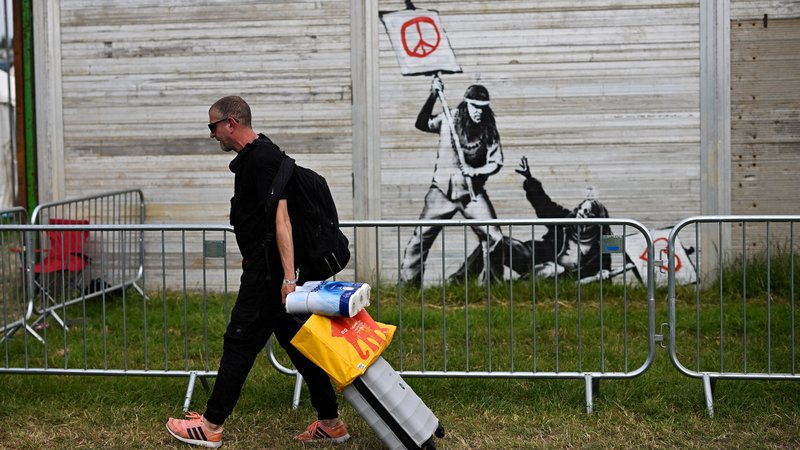 Fotografija: Banksyjev grafit v Glastonburyju letos poleti. FOTO:Dylan Martinez/ Reuters
