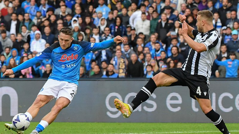 Fotografija: Piotr Zielinski je meril mimo Sandija Lovrića in zadel drugi gol za Napoli. FOTO: Tiziana Fabi/AFP

