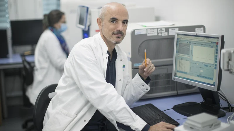 Fotografija: Ion Gutierrez Aguirre je biokemik z doktoratom iz molekularne biologije, preoblikovan v okoljskega virologa. Zaposlen je na Nacionalnem inštitutu za biologijo, kjer predvsem raziskuje in razvija metode za odkrivanje in določanje sledi virusov v odpadnih vodah. FOTO: Jure Eržen