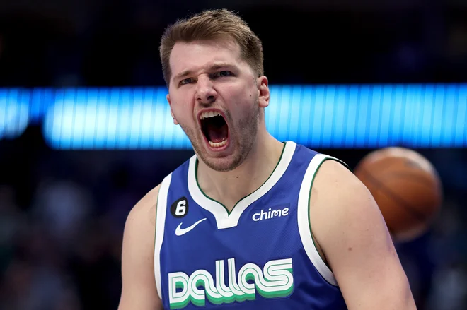 Luka Dončić je po dveh slabših predstavah spet pokazal zobe. FOTO: Tom Pennington/AFP
