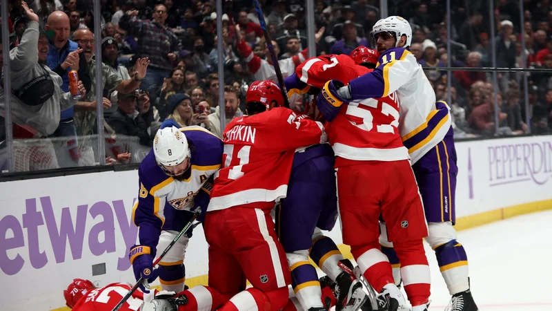 Fotografija: Anže Kopitar (desno) je miril tekmece, ko je zavrela kri na ledu. FOTO: Kiyoshi Mio/Usa Today Sports
