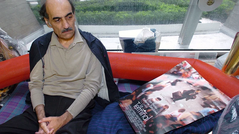 Fotografija: Mehran Karimi Naseri na arhivskem posnetku leta 2004. Zadnjih nekaj tednov je ponovno bival na letališču z vsemi svojimi stvarmi v vozičku. Po poročanju lokalnih medijev nazadnje ni več govoril in je samo strmel v prazno. FOTO: Stephane De Sakutin/AFP