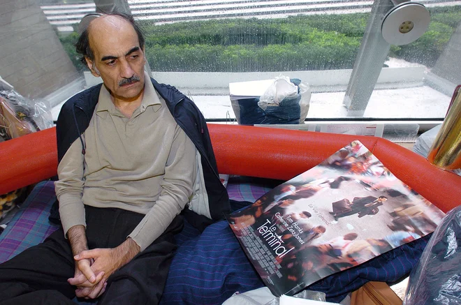 Mehran Karimi Naseri na arhivskem posnetku leta 2004. Zadnjih nekaj tednov je ponovno bival na letališču z vsemi svojimi stvarmi v vozičku. Po poročanju lokalnih medijev nazadnje ni več govoril in je samo strmel v prazno. FOTO: Stephane De Sakutin/AFP