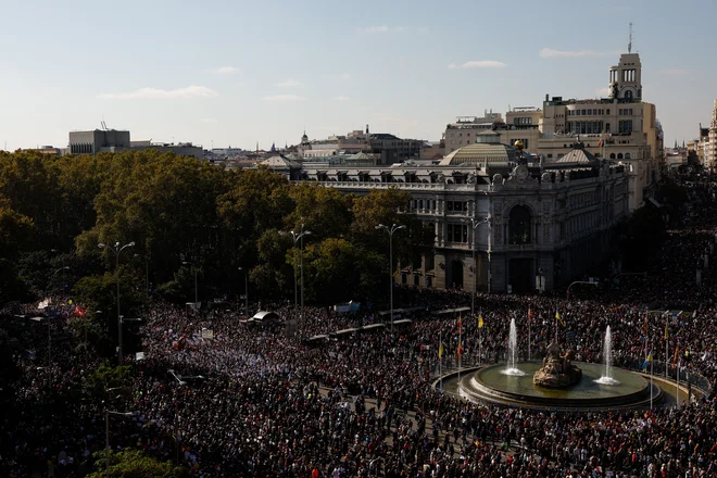 Pod sloganom »Madrid v podporo javnemu zdravstvu in proti načrtu za uničenje storitev primarne zdravstvene oskrbe« so se protestniki zbrali na štirih točkah španske prestolnice. FOTO: Susana Vera Foto Susana Vera/Reuters