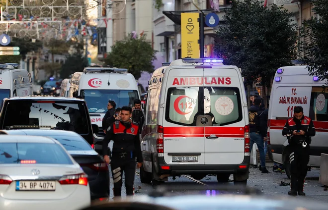 Reševalna vozila in policisti na trgu Maksim. FOTO: Kemal Aslan/Reuters
