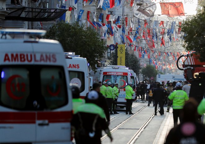 Reševalna vozila in policisti na trgu Maksim. FOTO: Kemal Aslan/Reuters

