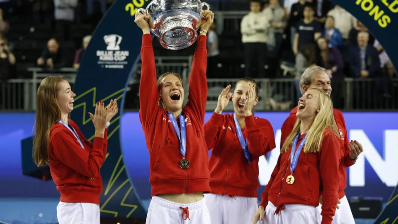Fotografija: Zmagovalke prestižnega ekipnega tekmovanja za pokal Billie Jean King, nekdanji pokal Fed, so prvič v zgodovini Švicarek. FOTO: Ed Sykes/Reuters