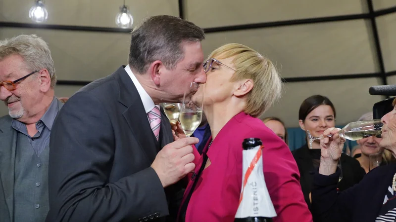 Fotografija: Nataša Pirc Musar v svojem volilnem štabu. FOTO: Jože Suhadolnik/Delo