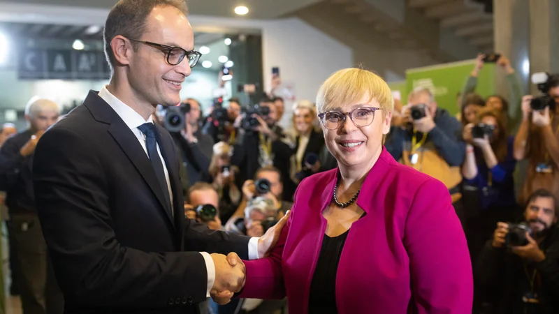 Fotografija: Tako zmagovalka predsedniških volitev 2022 Nataša Pirc Musar kot poraženec Anže Logar poudarjata pomen povezovalnosti in spoštljive komunikacije. FOTO: Matej Družnik