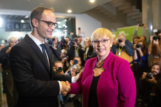 Tako zmagovalka predsedniških volitev 2022 Nataša Pirc Musar kot poraženec Anže Logar poudarjata pomen povezovalnosti in spoštljive komunikacije. FOTO: Matej Družnik
