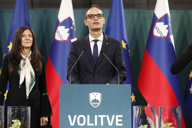 Na vprašanja o tem, kakšna bo njegova nadaljnja politična pot, Logar včeraj ni želel odgovarjati. FOTO: Matej Družnik/Delo
